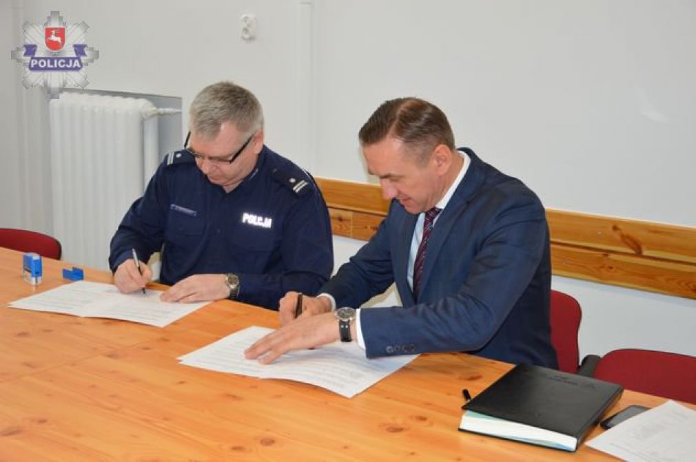 Urządzenie przekazał funkcjonariuszom burmistrz Hrubieszowa Tomasz Zając, foto; Policja