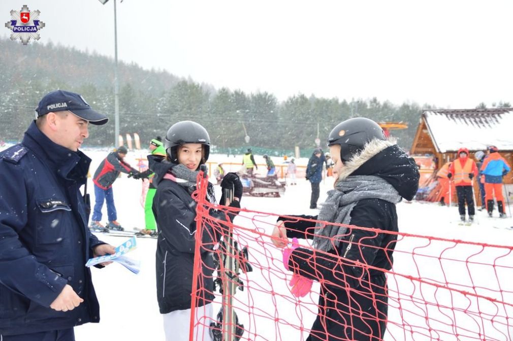 Policjanci informowali miłośników zabaw na śniegu jak bezpiecznie zachowywać się na stokach, foto: Policja