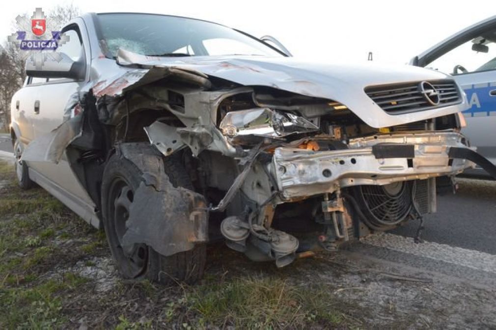 Kierujący audi, 28-letni obywatel Ukrainy zjechał na przeciwny pas ruchu i zderzył się czołowo z oplem, foto: Policja
