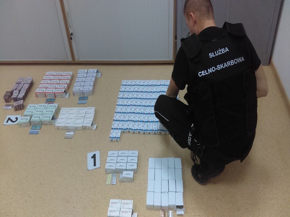 W 2 paczkach znajdowało się ponad 10 tys. sztuk tabletek i preparatów na potencję, foto: KAS Lublin