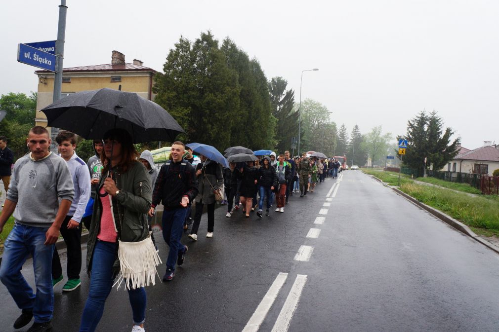 "Marsz Przyjaźni? uczniów ze szkół i placówek na osiedlu Karolówka, foto: materiał nadesłany