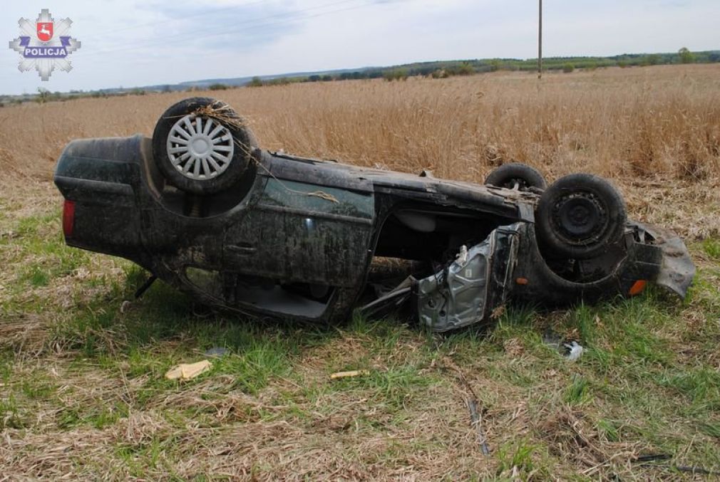 Auto uderzyło w słup trakcji elektrycznej i koziołkowało, foto: Policja