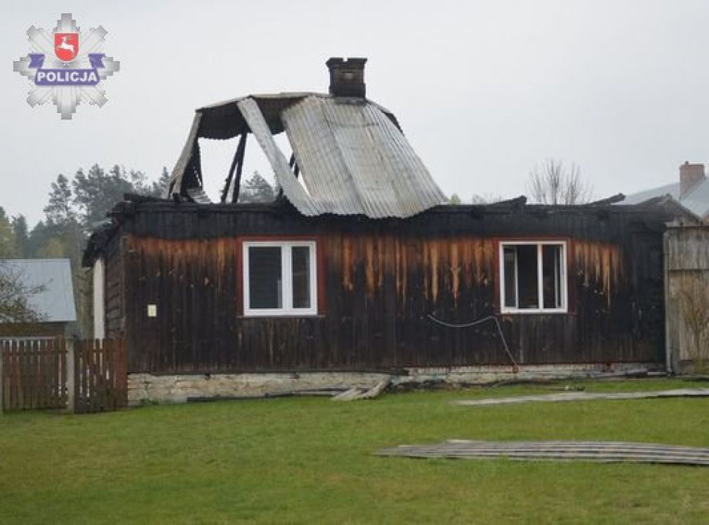 Całkowitemu spaleniu uległ drewniany budynek zamieszkiwany przez 62-letniego mężczyznę, foto:Policja