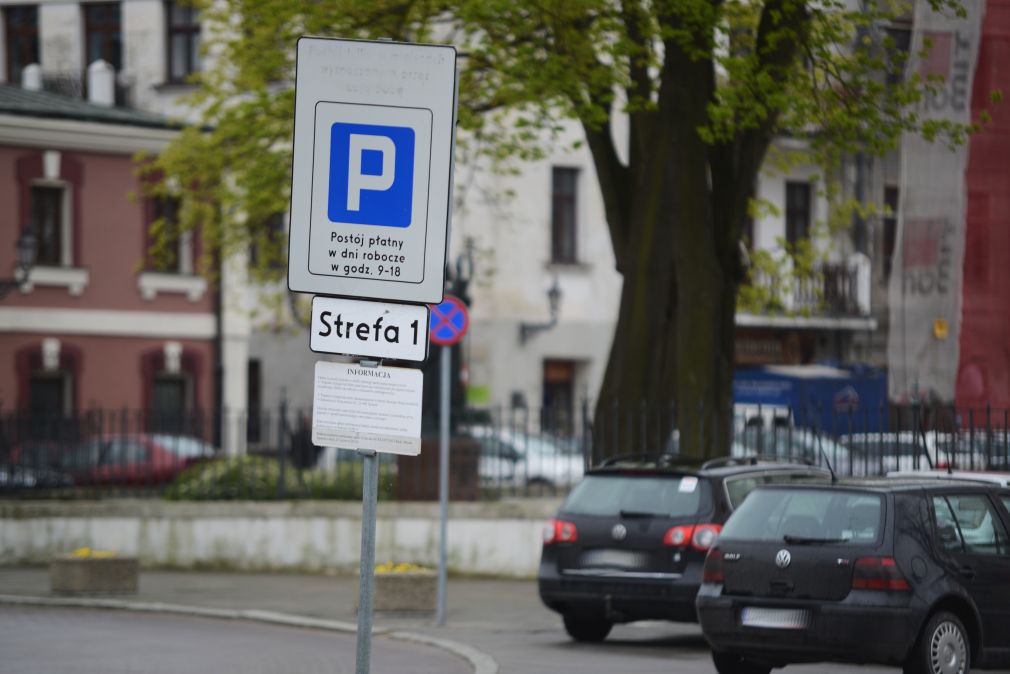 Opłata nie może być pobierana ze względu na brak odpowiedniego oznaczenia miejsc parkingowych, fot. Szymon Łyciuk