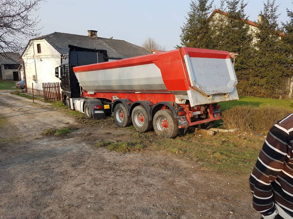 Tir wypadł z drogi, zatrzymał się tuż przed domem,foto: materiał nadesłany