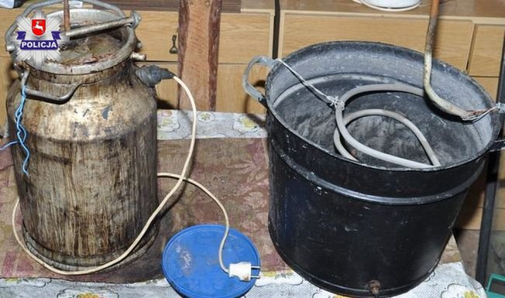 Mundurowi w pomieszczeniach mieszkalnych oraz gospodarczych ujawnili i zabezpieczyli aparaturę do produkcji alkoholu, foto: Policja