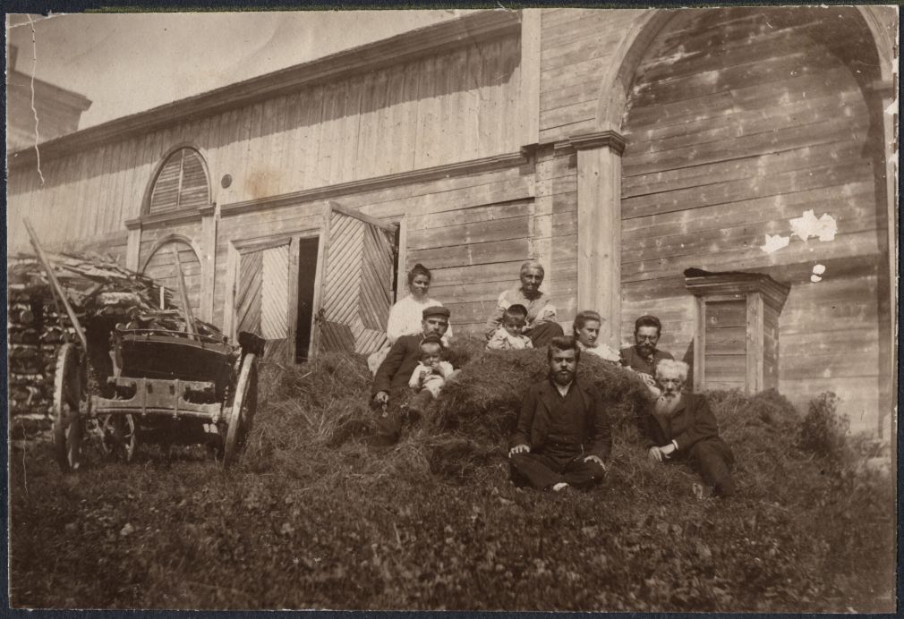foto:  Rodzina Klukowskich na wakacjach w miejscowości Żwańczyk  (teren obecnej Ukrainy, na wschód od Kamieńca Podolskiego), od lewej Antonina, Konstanty Borysowicz (mąż Zofii-siostra Zygmunta), Felicja (matka Zygmunta), Zygmunt, Julian (brat Zygmunta), Jordan (ojciec Zygmunta) i Antonina oraz dzieci Juliana i Antoniny