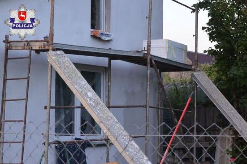 Mężczyzna spadł z rusztowania, z poważnymi obrażeniami ciała został przetransportowany do szpitala, foto: Policja