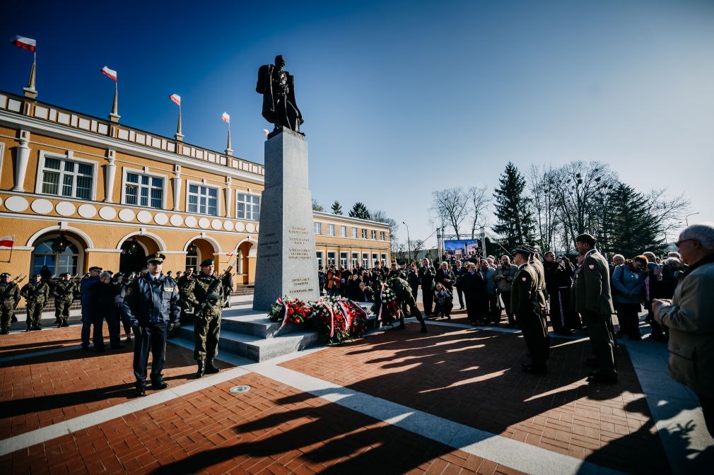 Zamojskie uroczystości rozpocznie o 9:30 złożenie kwiatów pod pomnikiem Józefa Piłsudskiego, foto: archiwum