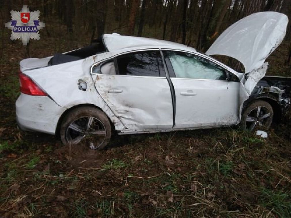 Kierująca volvo najechała na tył volkswagena, zjechała z drogi i uderzyła w drzewo, foto: Policja