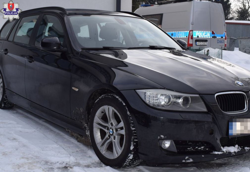 Kierowca BMW wjechał w zaspę. Był pijany i miał przy sobie narkotyki