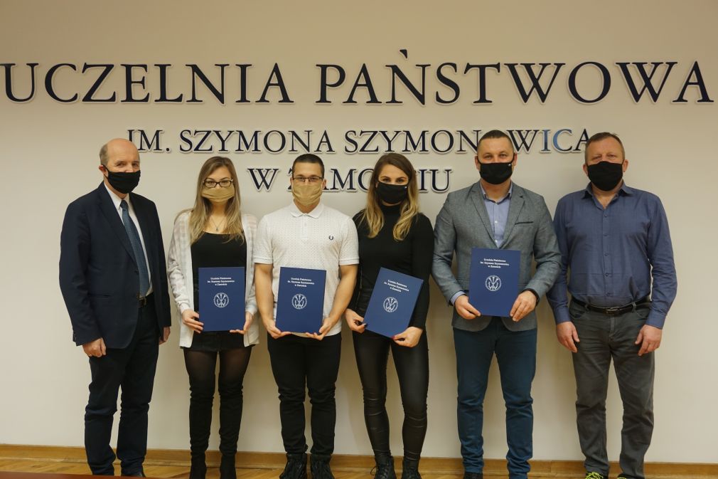 Rektor UPZ, nagrodzeni studenci, trener, kierownik Studium Wychowania Fizycznego UPZ, foto: materiał nadesłany