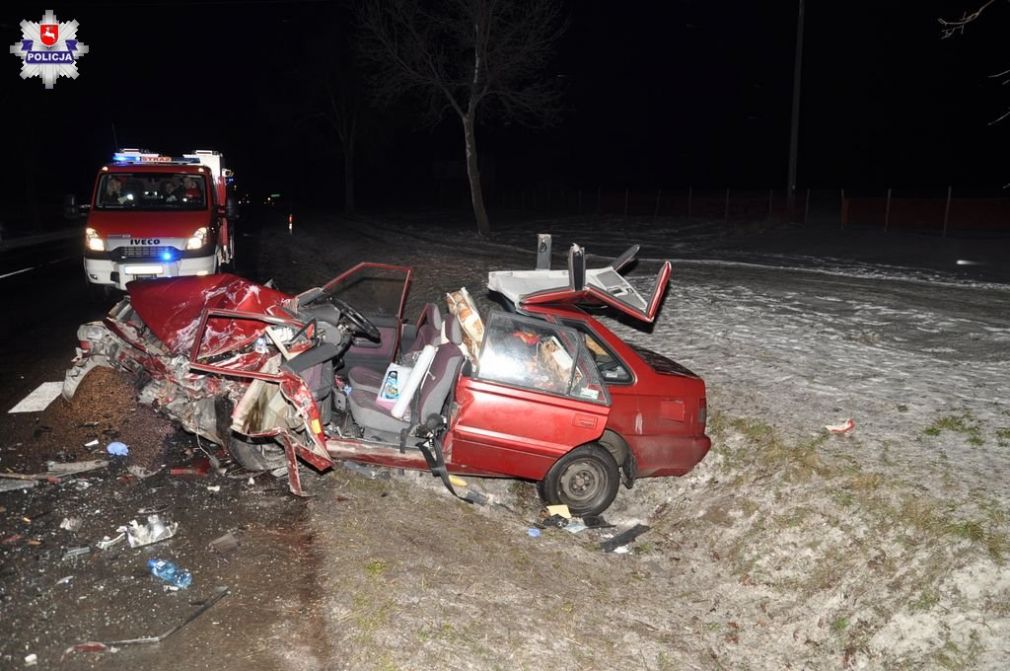 Kierująca Polonezem z obrażeniami ciała została przewieziona do szpitala, foto: Policja