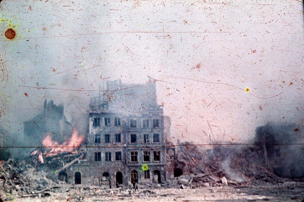 Rynek Starego Miasta w Warszawie podczas powstańczych walk. Sierpień 1944 rok.