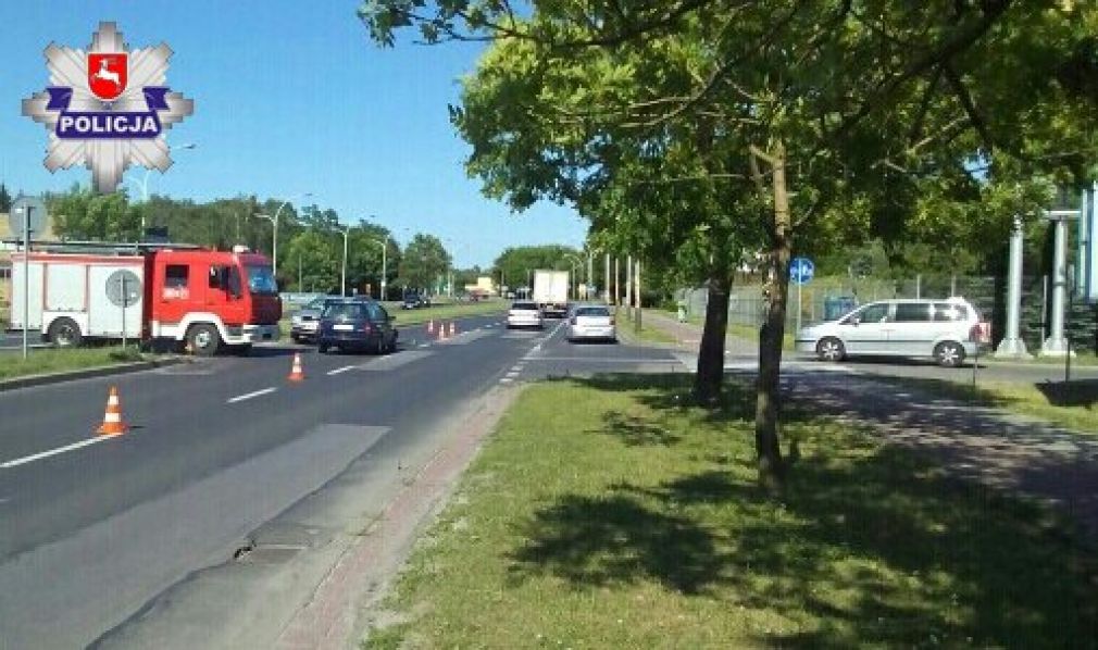 Kierujący skodą wyjeżdżając z parkingu marketu nie ustąpił pierwszeństwa przejazdu jadącemu od strony Szczebrzeszyna kieropwcy volkswagena, foto: Policja