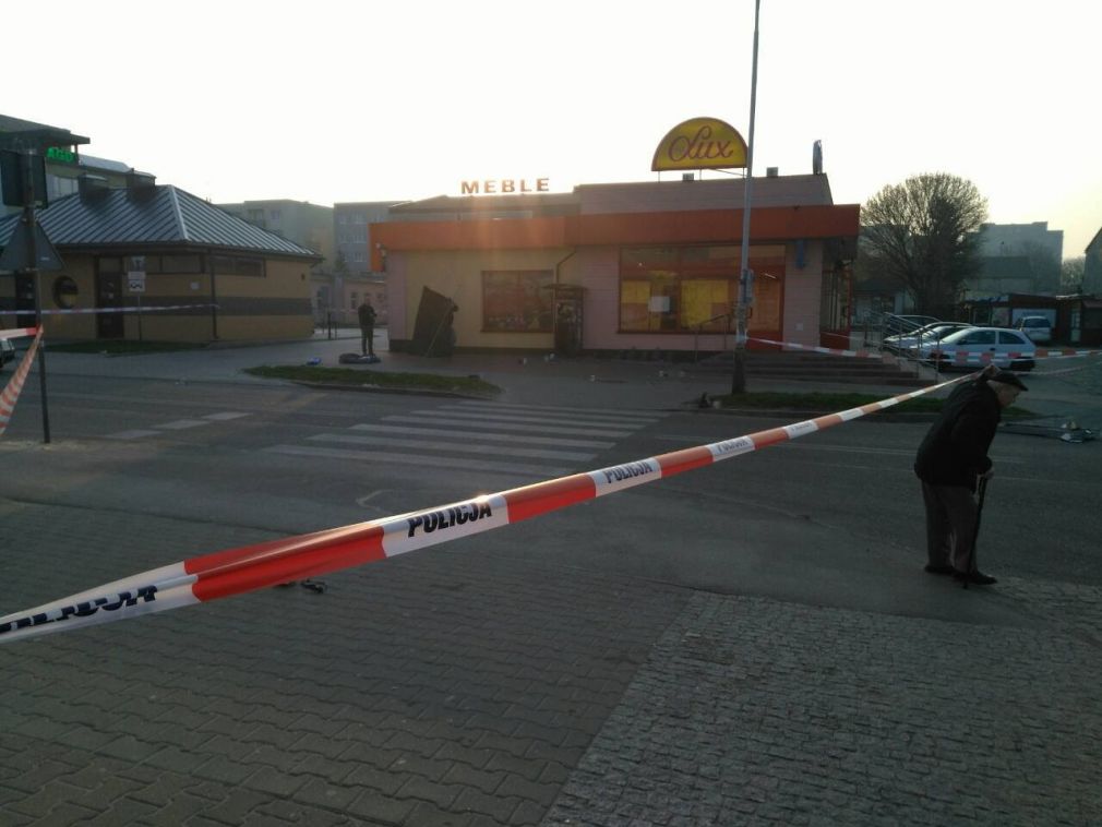 Złodzieje z "rozprutego" bankomatu ukradli prawie 130 tys.zł., foto: Czytelni (materiał nadesłany)