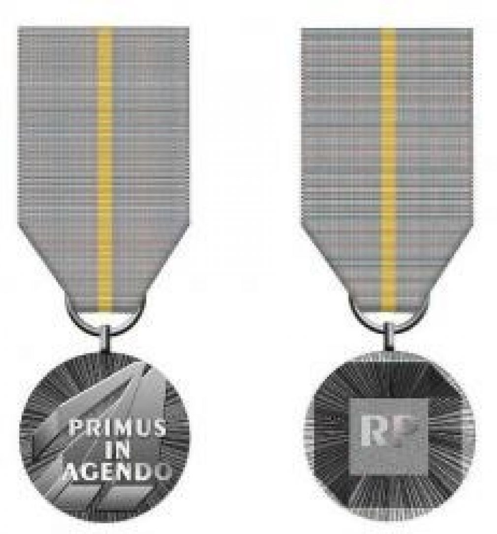 Odznaka jest zaszczytnym, honorowym wyróżnieniem, przyznawanym osobom fizycznym, organizacjom oraz instytucjom, foto:  www.mpips.gov.pl 