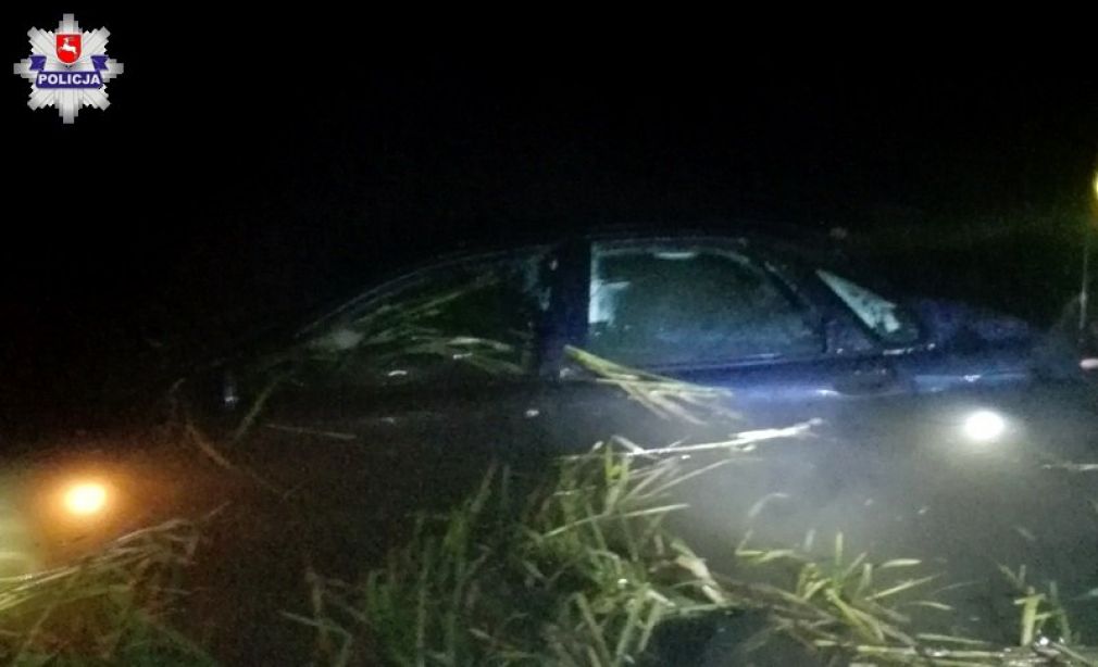 W wodzie stał zatopiony po dach samochód marki Volvo z włączonymi światłami, foto: Policja