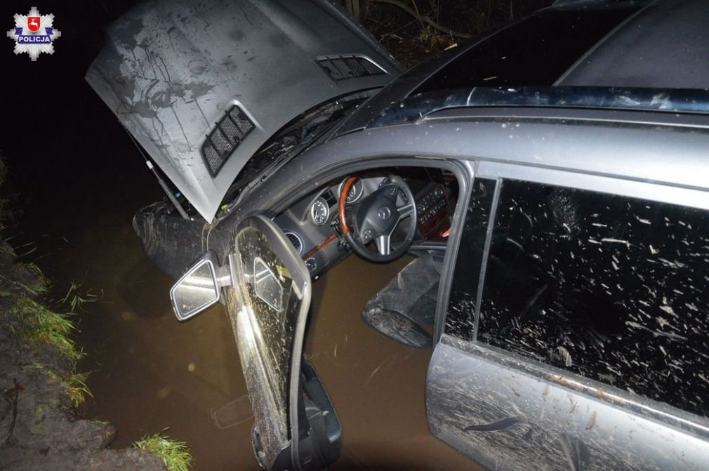 Mercedes wjechał w drogę leśną i utknął w rozlewisku, foto:policja