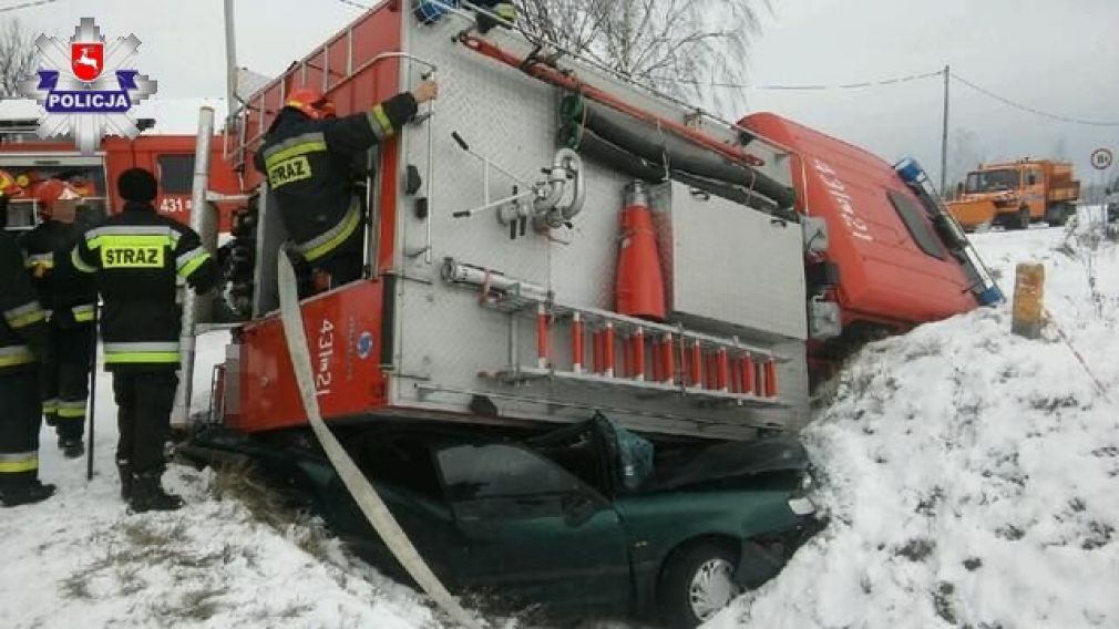 Samochód strażacki przewrócił się na bok, miażdżąc leżącego w rowie vw passata, foto: Policja