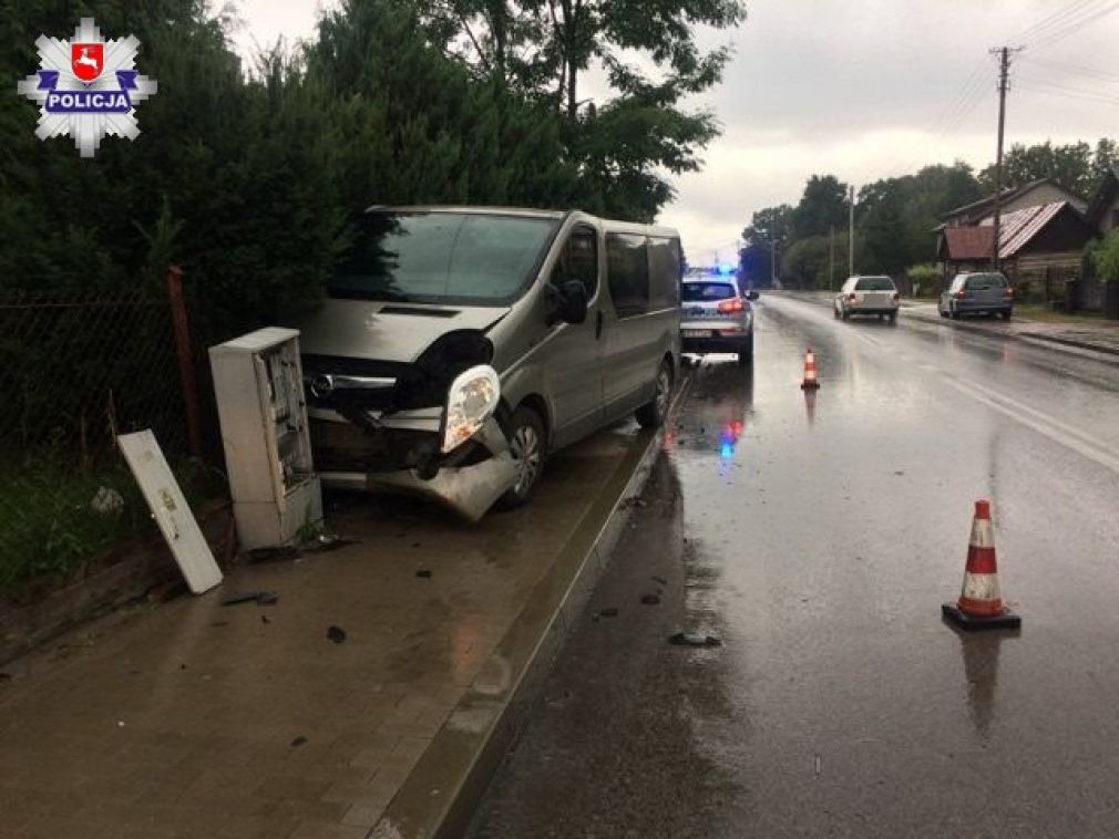 Vivaro uderzył w słupek kablowy i ogrodzenie, foto: Policja