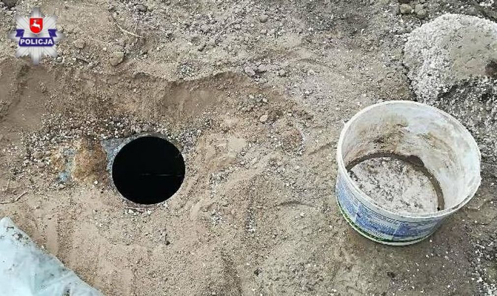 Skradzione paliwo zakopali na posesji jednego ze sprawców, foto: Policja