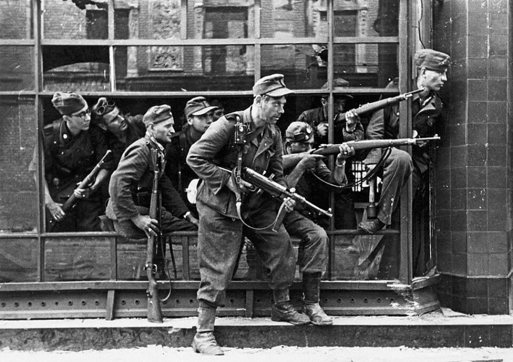  Na zdjęciu Dirlewangerowcy na ul. Focha w Warszawie