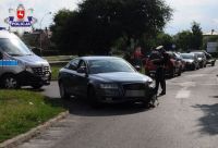 Na ul. Zamoyskiego kierujący suzuki zjechał na przeciwną stronę drogi i uderzył w jadące z przeciwka audi, foto: Policja