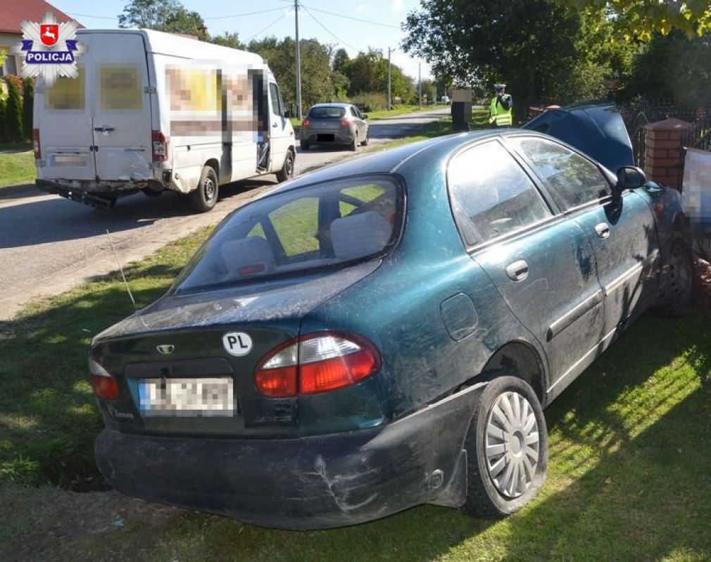 Kierowca Daewo wjechał w busa z pieczywem, foto: Policja