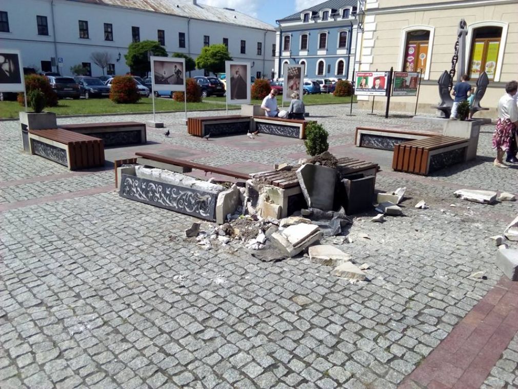Rynek Solny zniczony przez wandala, fot. Jacek Bełz UM Zamość