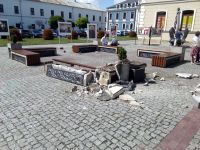 Rynek Solny zniczony przez wandala, fot. Jacek Bełz UM Zamość