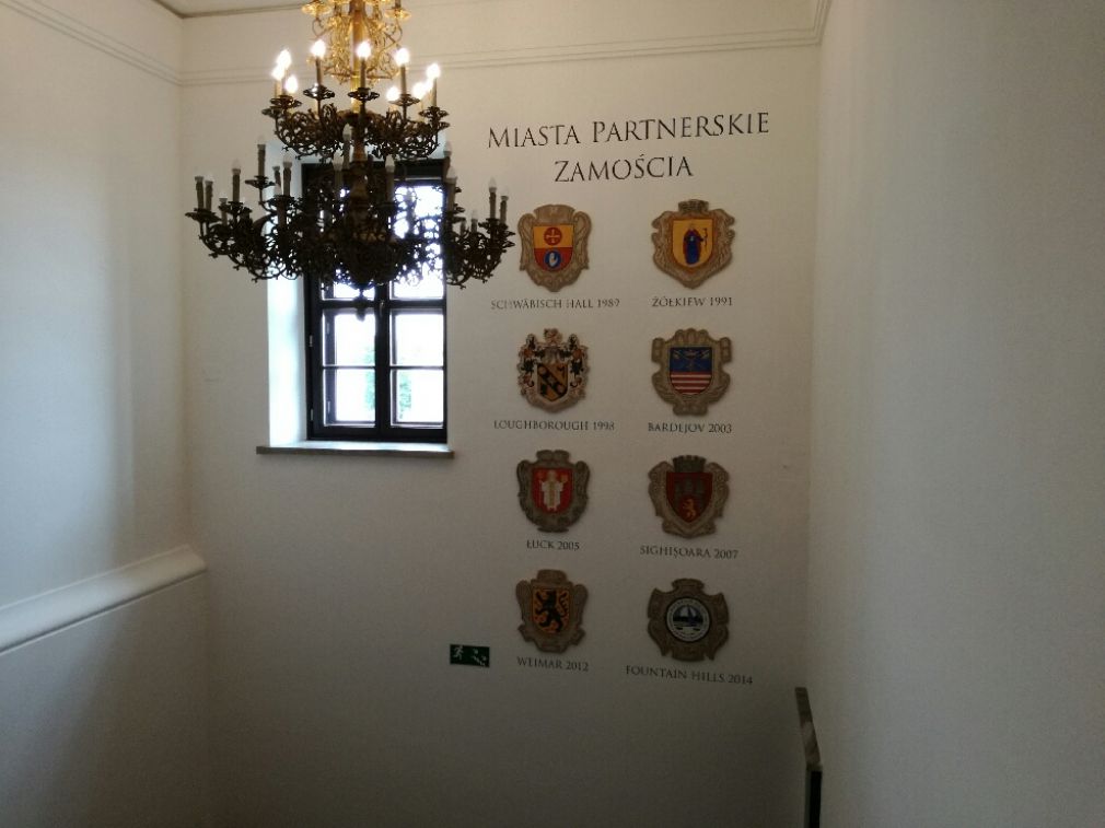 Pod herbami umieszczono nazwy miast i rok podpisania umowy o współpracy partnerskiej, foto: materiał redakcyjny