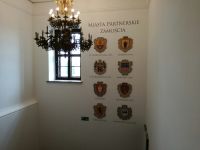 Pod herbami umieszczono nazwy miast i rok podpisania umowy o współpracy partnerskiej, foto: materiał redakcyjny