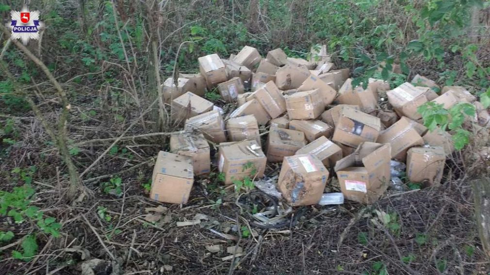 W kartonach znajdowało się ponad 700 sztuk butelek z roztworem glukozy. foto: Policja