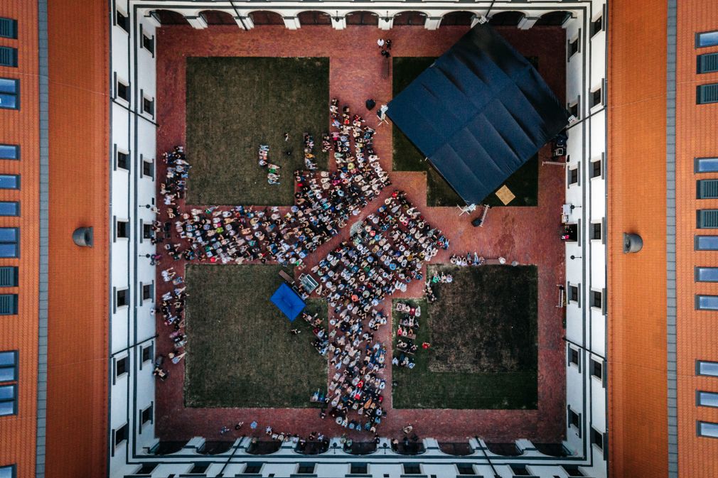 Scena ustawiona w dziedzińcu AZ, fot. Szymon Łyciuk (archiwum) 