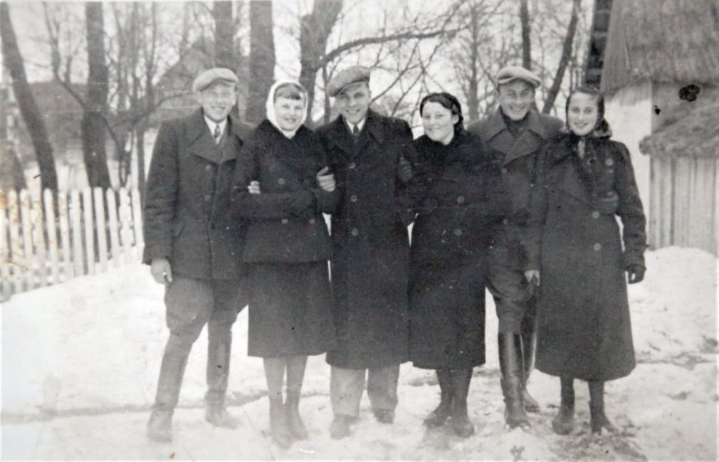 Pierwsza z prawej Emilia Kozłowska. Obok stoi jej mąż — Tadeusz. W tle zabudowania Suchowoli Kolonii. Zdjęcie wykonał Czesław Kozłowski