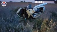 BMW zjechało do rowu i dachowało, foto: Policja