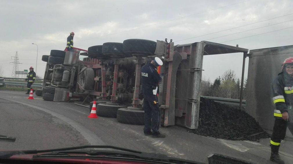 Samochód ciężarowy przewrócił się na rondzie, na drogę wysypał się węgiel, fot. Czytelnik (materiał nadesłany)