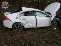 Kierująca volvo najechała na tył volkswagena, zjechała z drogi i uderzyła w drzewo, foto: Policja
