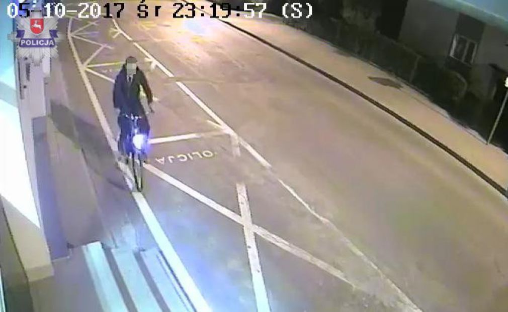 Policyjne kamery zarejestrowały jak cyklista przyjechał do komendy "wężykiem", foto: Policja