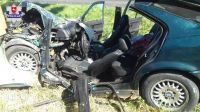 Kierowca został zakleszczony w aucie, uwolnili go strażacy, foto: Policja
