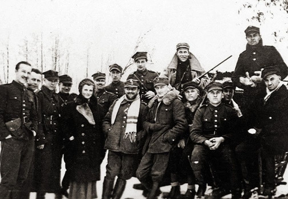 Major Hubal (w szaliku okręconym wokół szyi) ze swoimi żołnierzami