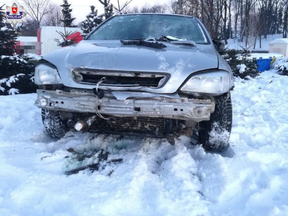 Auto zatrzymało się na skarpie,foto: Policja
