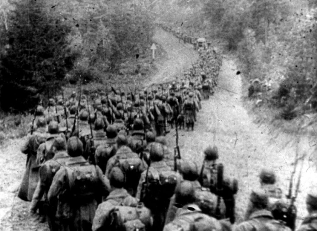 17 września 1939 roku. Kolumny piechoty sowieckiej wkraczające do Polski. Fot. Wikipedia 